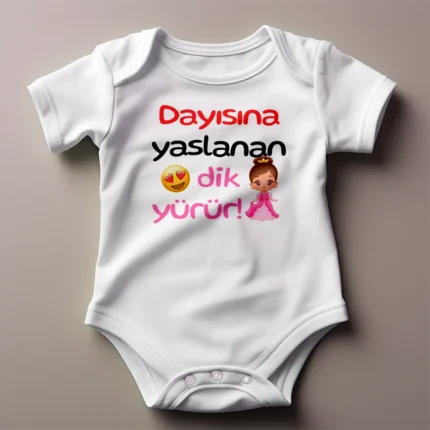 dayısına yaslanan dik yürür kız bebek